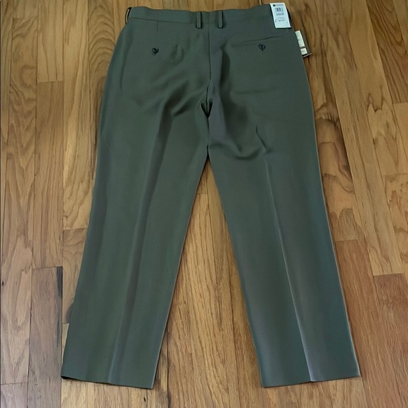 Men's NWT Haggar Olive Dress  Plain Front Classic Fit  Pants 38 x 32 - Picture 3 of 14